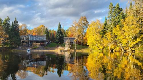 McKellar Villa | Waterfront, dream stay at Belle Vue Cottage