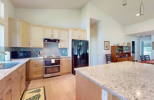 Longbranch House | Waterfront dream with beach access, amazing bay view & secluded location