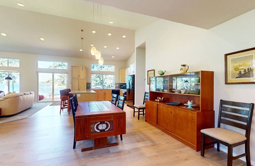 Longbranch House | Waterfront dream with beach access, amazing bay view & secluded location
