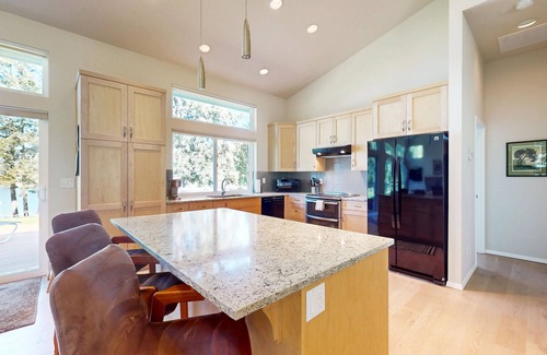 Longbranch House | Waterfront dream with beach access, amazing bay view & secluded location