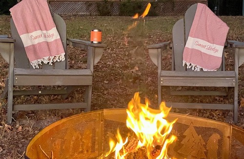 Hawkins House | Waterfront - Enjoy The Sunset Lodge Lake House with kayaks, dock, swimming