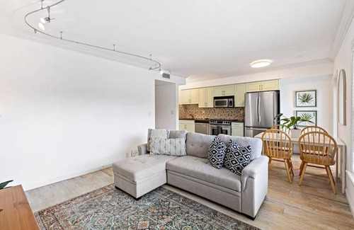 Hendricks and Venice Isles Apartment | Waterfront Escape – Minutes to Las Olas & Beach