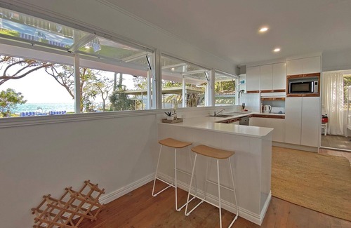 Amity Point House | Waterfront Escape in Central Location
