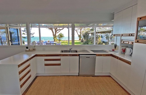 Amity Point House | Waterfront Escape in Central Location