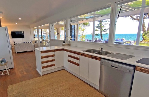 Amity Point House | Waterfront Escape in Central Location