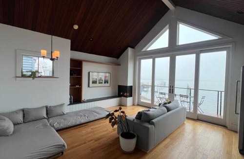 Harbor View - Orient Heights Villa | Waterfront Escape - Close to Airport & Downtown