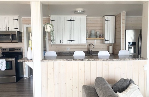 Selwyn Cottage | Waterfront Family Friendly Escape on Chemong Lake w/WIFI & A/C