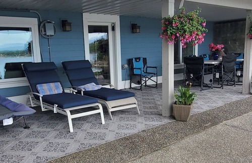 Lake Stevens House | Waterfront Gated, Breathtaking Mountain & Lake View Guest House on Lake Stevens!
