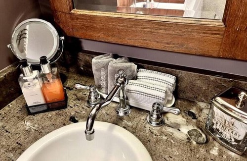 Friday Harbor Apartment | Waterfront Guest House w/Hot Tub Access