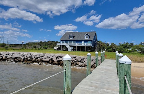 Sealevel House | Waterfront home with private sandy beach and pier on the Core Sound.n*Sleeps 12*