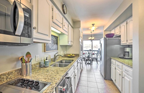 Lake Hamilton Condo | Waterfront Hot Springs Condo: Pool, Hot Tub Access