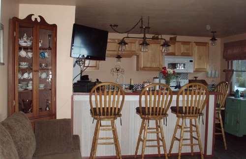 Vaughn Cottage | WATERFRONT ~ HOT TUB ~ ENCHANTING MT.VIEW