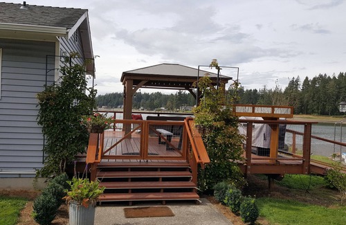 Vaughn Cottage | WATERFRONT ~ HOT TUB ~ ENCHANTING MT.VIEW