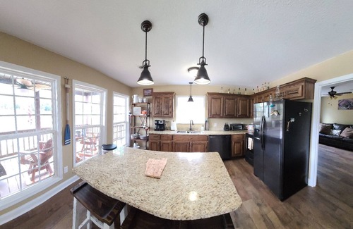 Centre House | Waterfront house on Weiss Lake