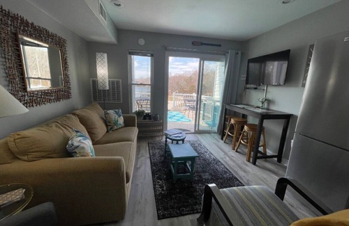 North Shore Condo | WATERFRONT -IMMACULATE-GORGEOUS SUNSETS! RESTAURANTS AND ENTERTAINMENT CLOSE BY