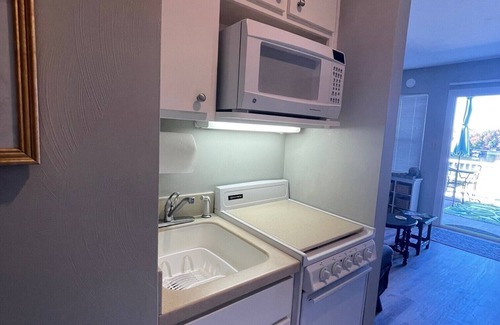North Shore Condo | WATERFRONT -IMMACULATE-GORGEOUS SUNSETS! RESTAURANTS AND ENTERTAINMENT CLOSE BY