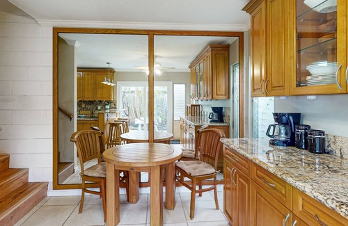 Portlock House | Waterfront Kuapa Isle gem with Koko Crater views & pool - by the beach
