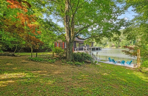 Lake Peekskill House | Waterfront Lake House. Near NYC and hiking trials. Complimentary kayaks provided