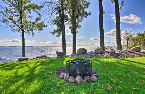 Isle House | Waterfront Lake Mille Lacs Lodge with Deck and Grill!