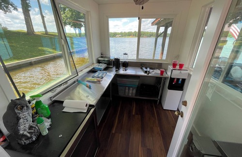 Sandy Point House | Waterfront Lakehouse-Peaceful Incredible Views. 6 bd/5 BR private side Lake Anna