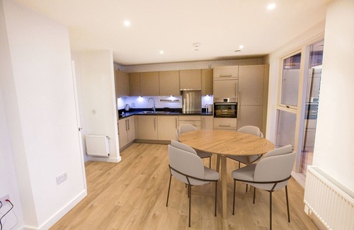Peninsula Apartment | Waterfront - London Greenwich O2 Arena 2 Bed Apartment