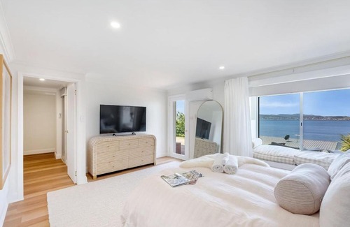 Sandy Bay House | Waterfront luxe- a Hobart oasis