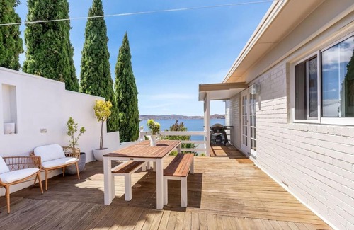 Sandy Bay House | Waterfront luxe- a Hobart oasis