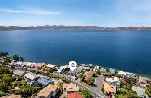 Sandy Bay House | Waterfront luxe- a Hobart oasis
