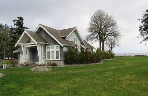 Regional District of Nanaimo House | Waterfront Luxurious Beach Home with Shared Pool
