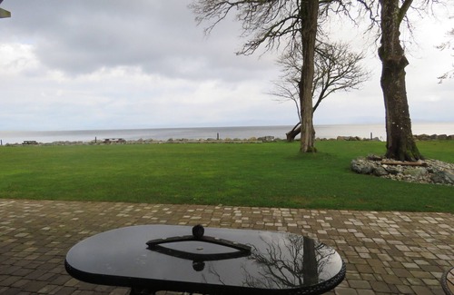 Regional District of Nanaimo House | Waterfront Luxurious Beach Home with Shared Pool