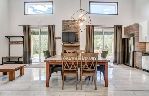 Cheneville House | Waterfront Luxury chalet I-Lac Simon