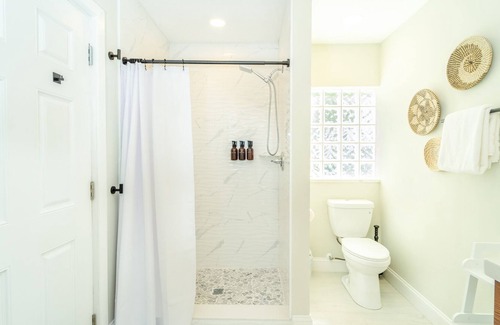 Venetian Way House | Waterfront Oasis: 3B/3B with Heat Pool & Hot Tub-Bring Your Boat!
