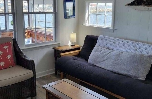 Jerusalem Cottage | Waterfront on BI Sound, steps to beach