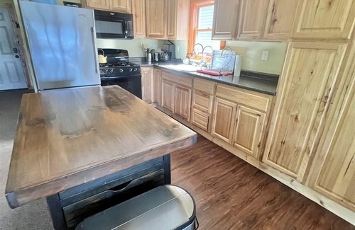 Windham Cottage | WATERFRONT ON HIGHLAND LAKE. LESS THAN 30 MINUTES TO PORTLAND