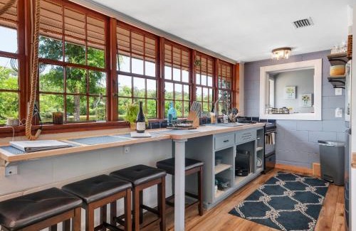 Telogia House | Waterfront on Lake Talquin - Near FSU - Stunning Views - 2 Story Deck - Fire Pit - Fast 1000 mbps Internet - 3 min from Boat Ramp