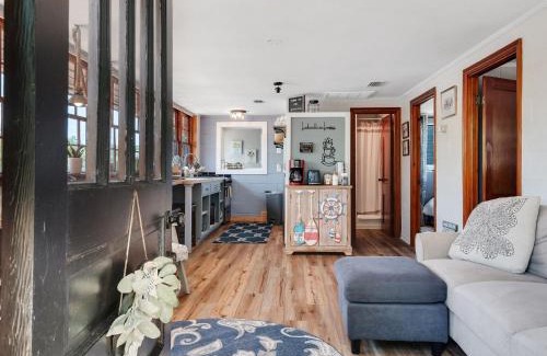Telogia House | Waterfront on Lake Talquin - Near FSU - Stunning Views - 2 Story Deck - Fire Pit - Fast 1000 mbps Internet - 3 min from Boat Ramp