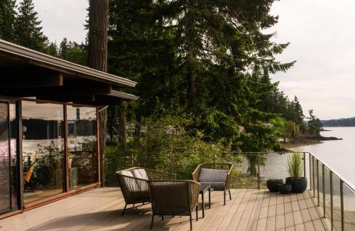Retsil House | Waterfront Port Orchard Retreat with Furnished Deck!
