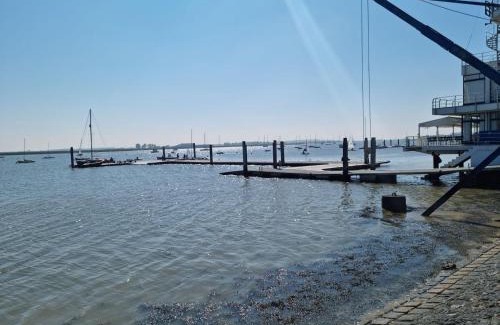 Burnham-on-Crouch Apartment | Waterfront Retreat - Modern Apartment