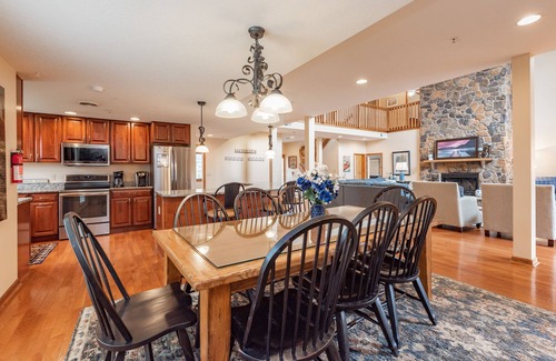 Waterfront Greens House | Waterfront Retreat: Lakefront, Golf Area, Indoor Pool, Dock Slip!