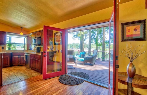 Shelton House | Waterfront retreat on Hammersley Inlet, 3-bedrooms, sleeps 8, with AC