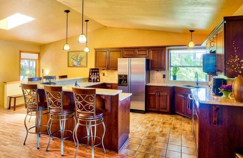 Shelton House | Waterfront retreat on Hammersley Inlet, 3-bedrooms, sleeps 8, with AC