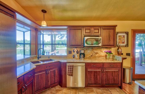 Shelton House | Waterfront retreat on Hammersley Inlet, 3-bedrooms, sleeps 8, with AC