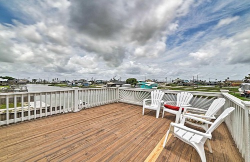 Rockport House | Waterfront Rockport Home with Dock and 3 Kayaks!