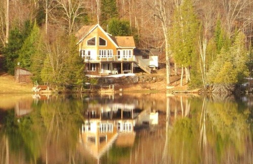 L'Amable House | ✨️ Waterfront✨️Sleeps 10✨️Hot Tub ♨ ✨️ 4 BDRM 5 Beds 3 Baths✨Cathedral Ceilings