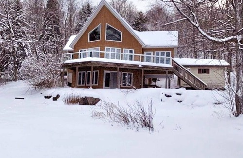 L'Amable House | ✨️ Waterfront✨️Sleeps 10✨️Hot Tub ♨ ✨️ 4 BDRM 5 Beds 3 Baths✨Cathedral Ceilings