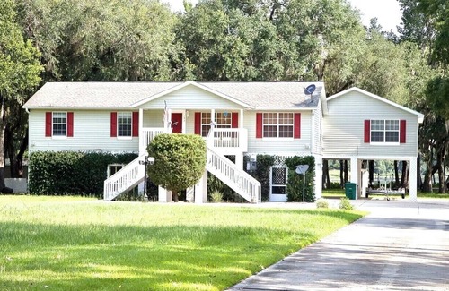 Palatka House | WATERFRONT, Sleeps 16,2 Docks, POOL,fire pit, FREE Boats/10% VENUE