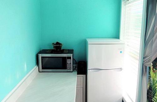 Baytown Apartment | Waterfront studio in amazing bay view with AC, WiFi