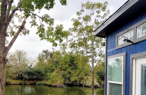 Baytown Apartment | Waterfront studio in amazing bay view with AC, WiFi