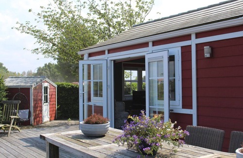 Loosdrecht House | Waterfront tranquility and comfort. Free parking.