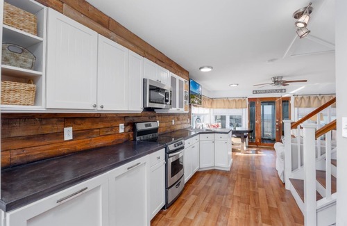 Cape May House | WATERFRONT 2 bedroom 1.5 bath Pet Friendly Cottage sleeps 6